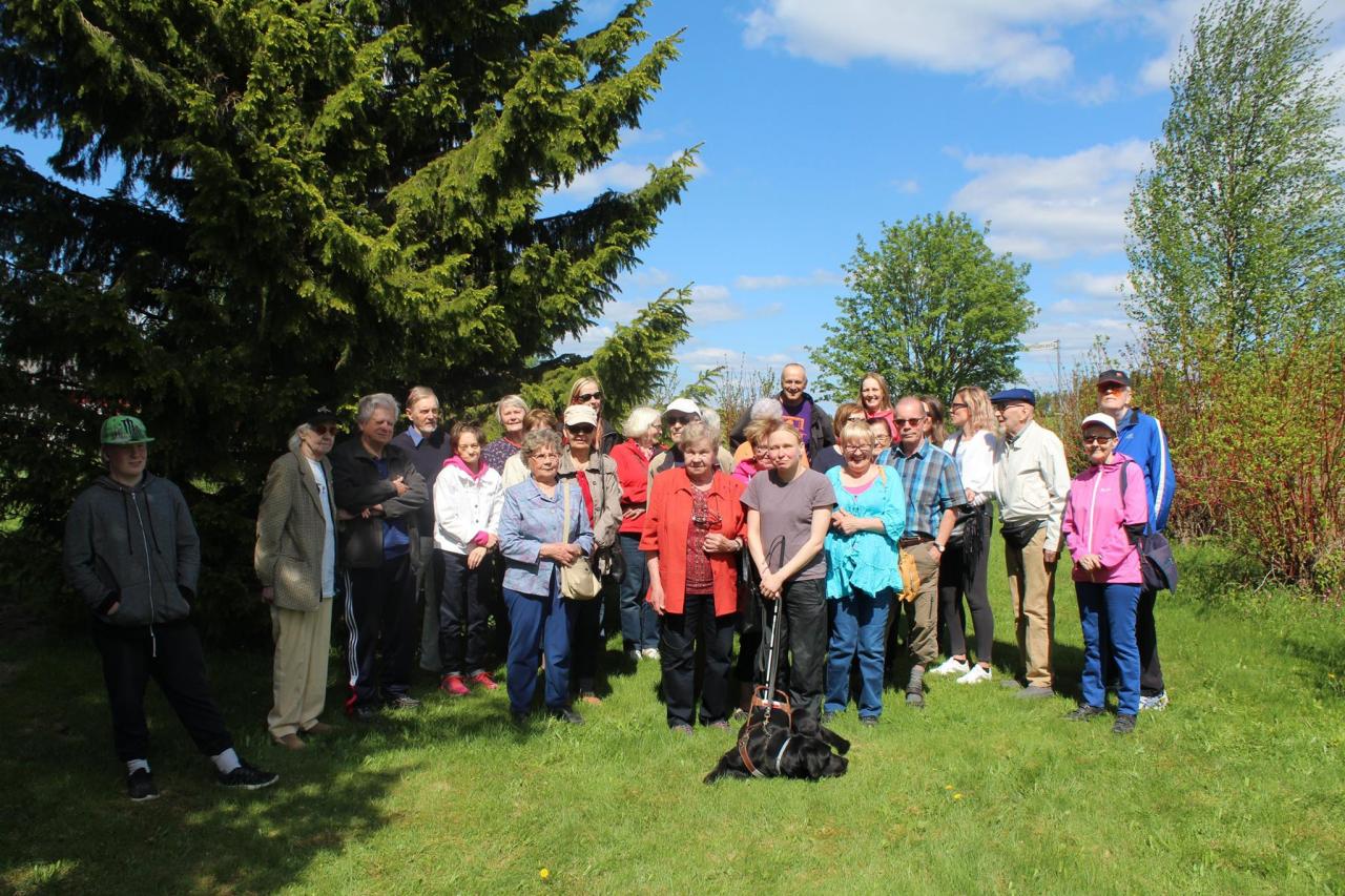 Kainuun Näkövammaiset kerholaisia kuvassa.