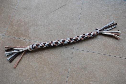 Kuvassa on kolmivärinen munkinnyörilelu koiralle tai kissalle