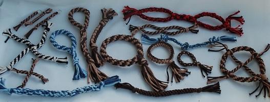 useita valmiita kissanleluja sekä avaimenperiä