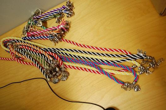 avaimenperä sekä ranne- ja kaulakoru kiinalaisesta kierrenyöristä