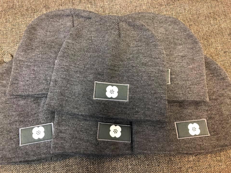 Harmaita pipoja, joissa annansilma-kukka.