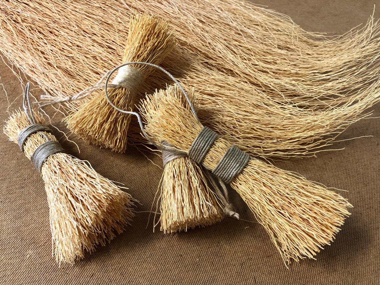 Riisinjuuresta valmistettuja patapesimiä, taustalla nippu riisinjuurikuitua.