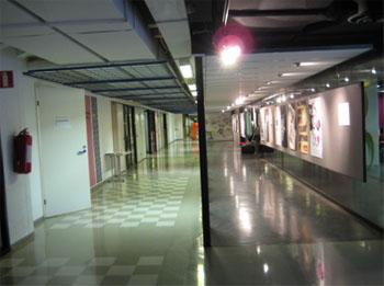 Kaksi erilaista käytävää, joissa on lattiapinnat, joista valot peilautuvat.