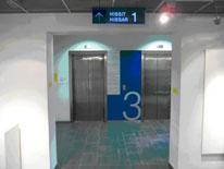 Hissien ovien kohdalla oleva kerrosopaste, jossa on isolla numero kolme.