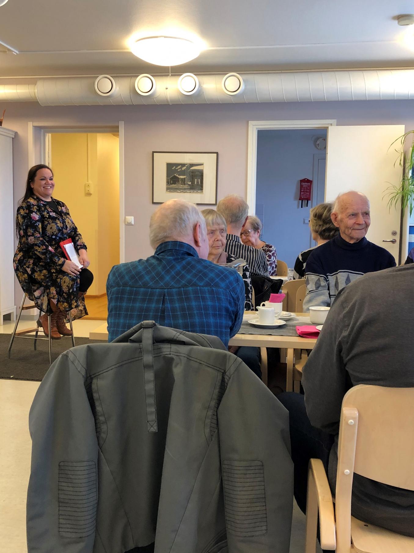 Näkövammaiskerhon jäsenet kuuntelemassa oikeuksienvalvojan luentoa.