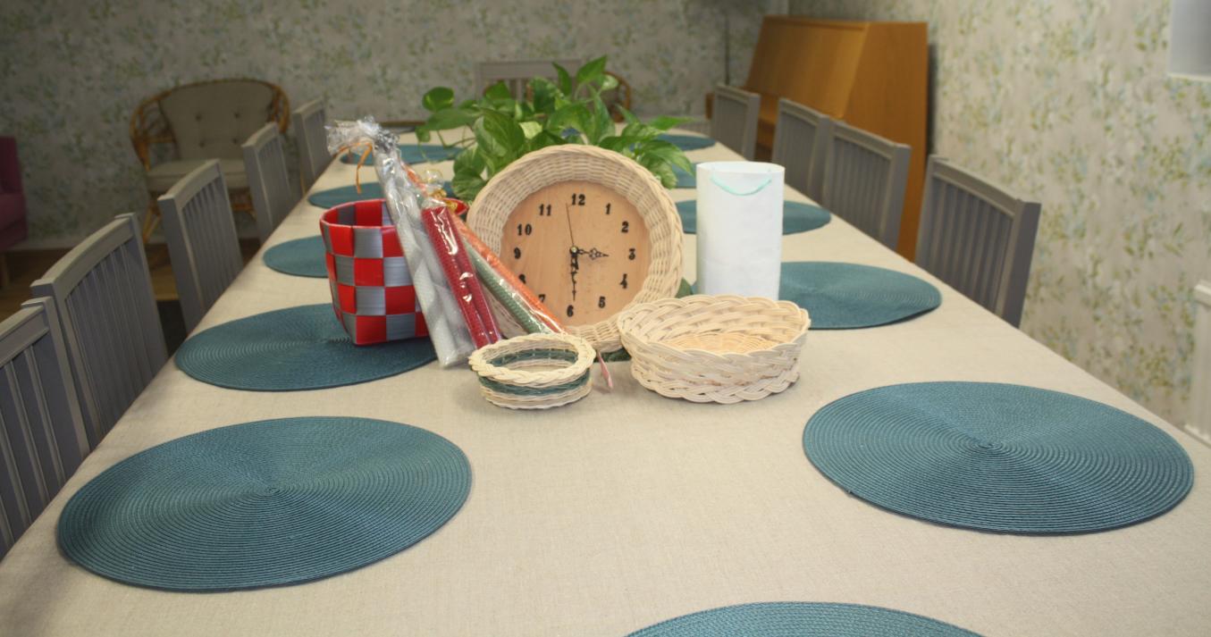 Kuvassa toimistomme pöytä, jolla jäsentemme tekemiä askartelutöitä