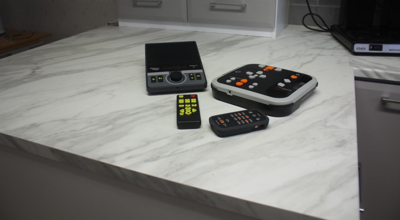 Kuvassa erilaisia lehtien ja äänikirjojen kuuntelulaitteita