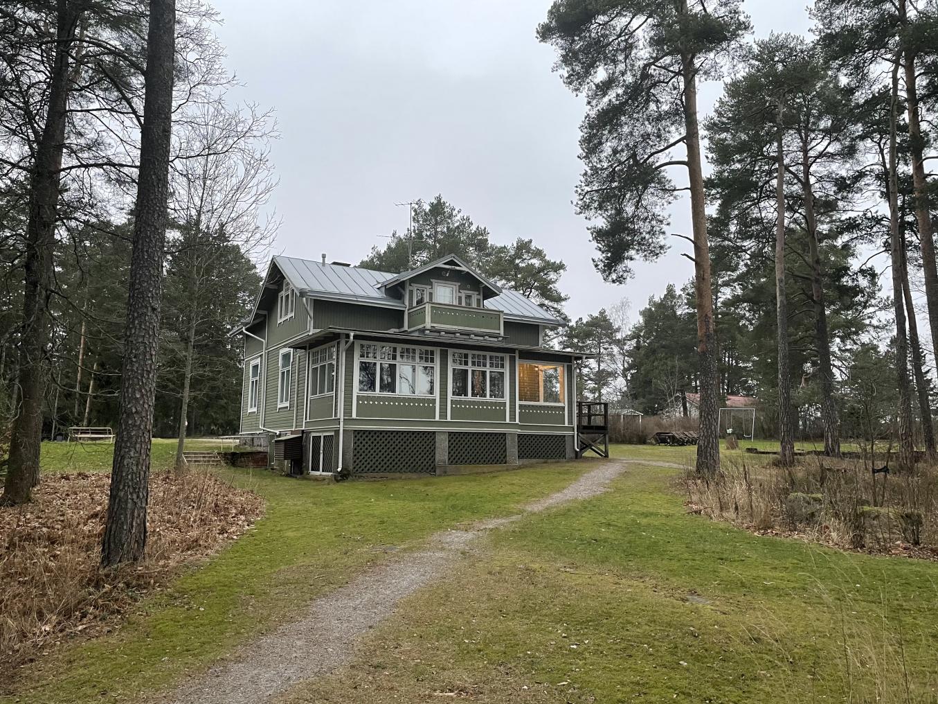 Rakennus rännältä päin