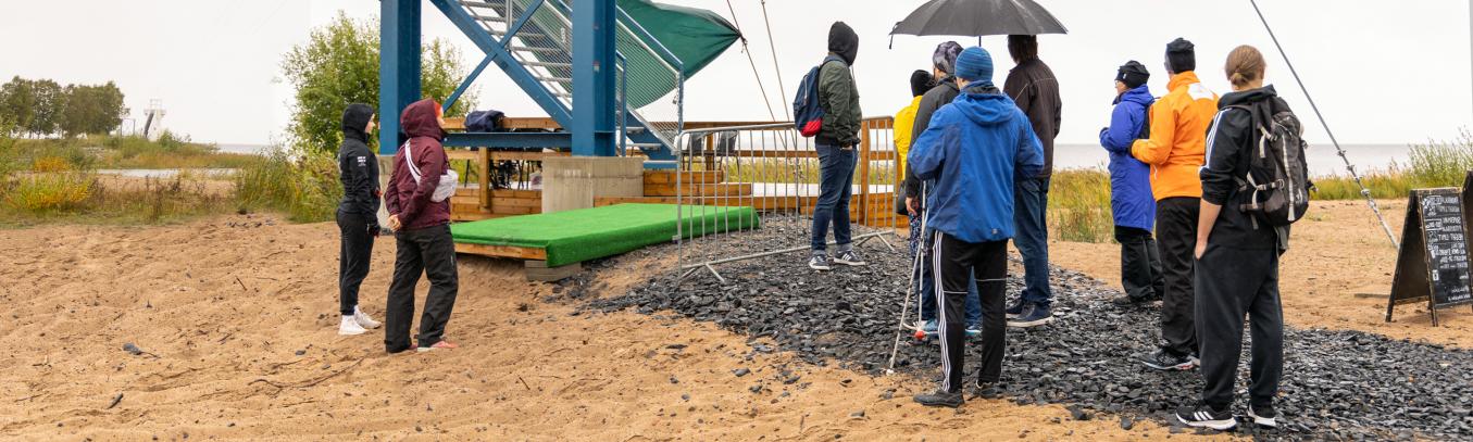 Jäseniä ja avustavia henkilöitä odottamassa vaijeriliukuun pääsyä