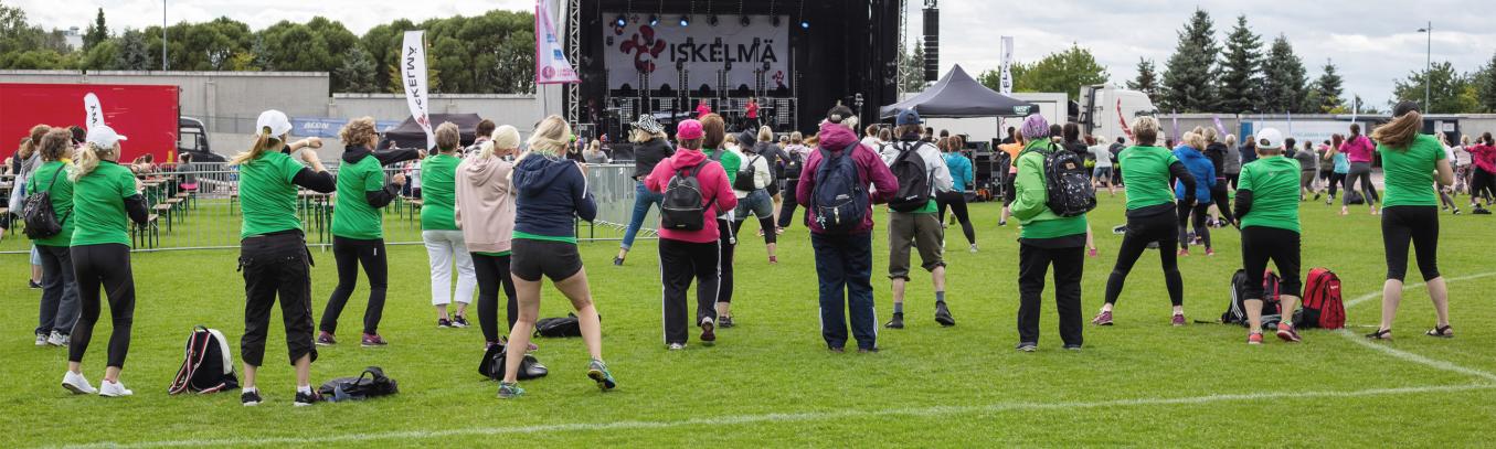 Likkojen lenkillä jumpataan urheilukentällä iskelmän tahdissa