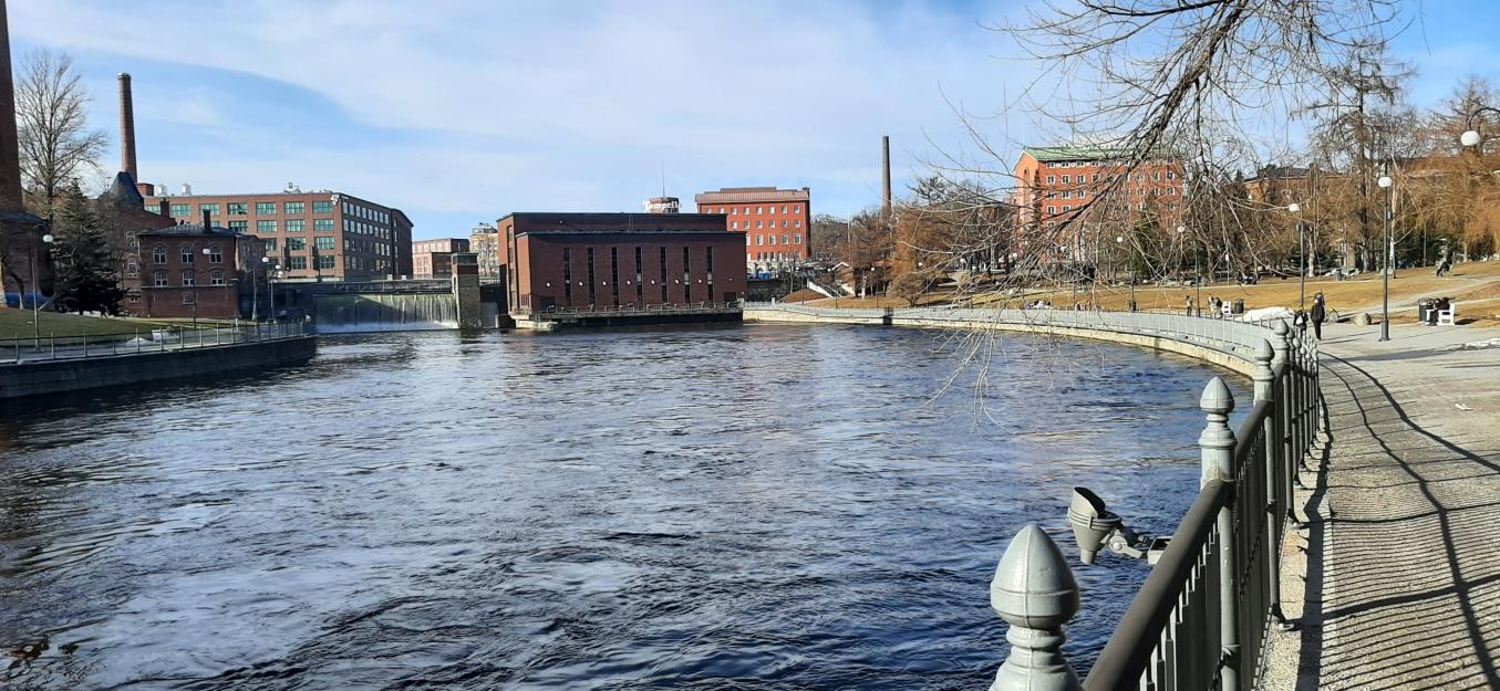 Tammerkoski, keväinen maisema, neljä rakennusta ja polku kosken varrella