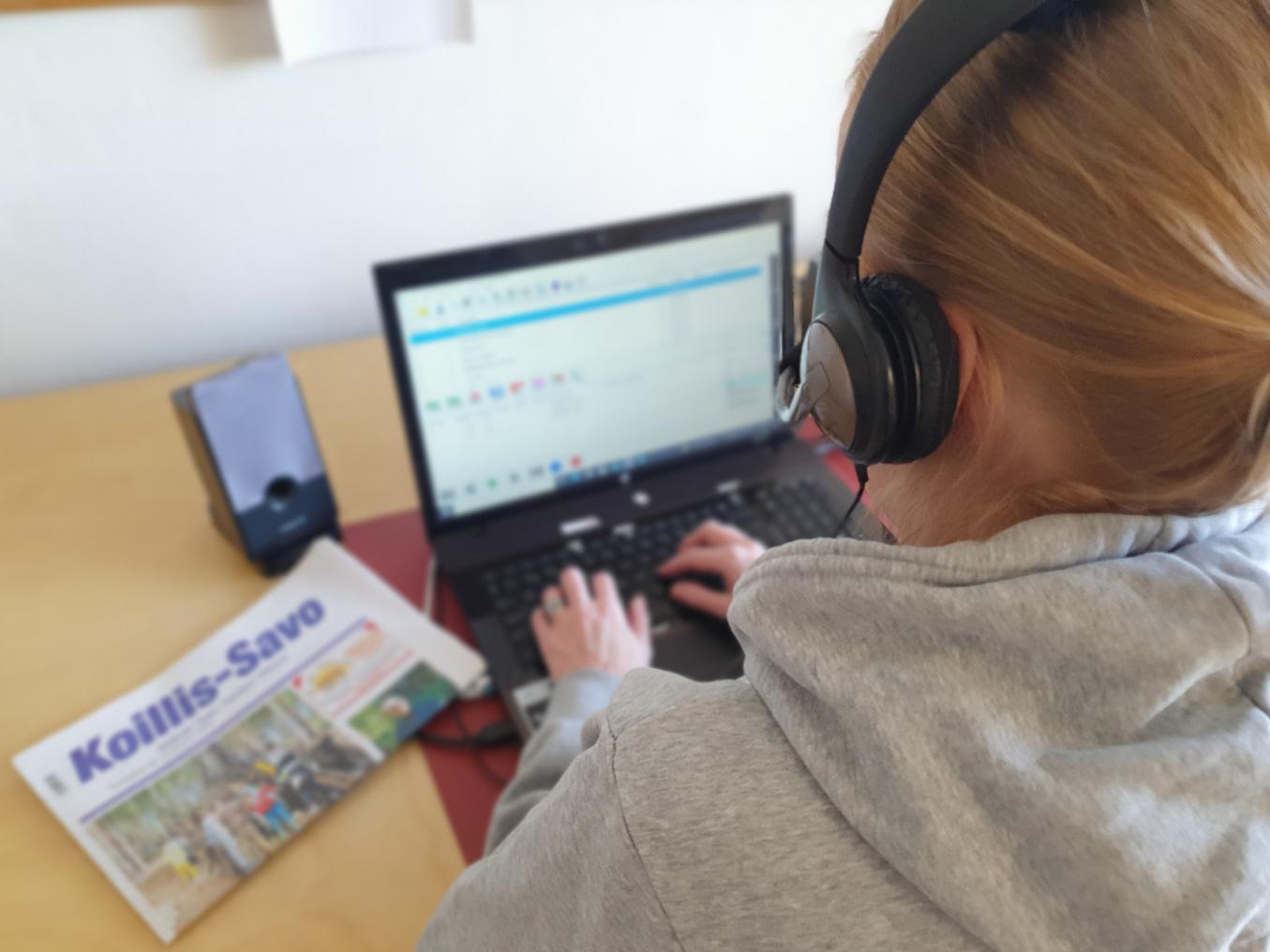 Äänilehtivastaava äänittämässä äänilehteä.