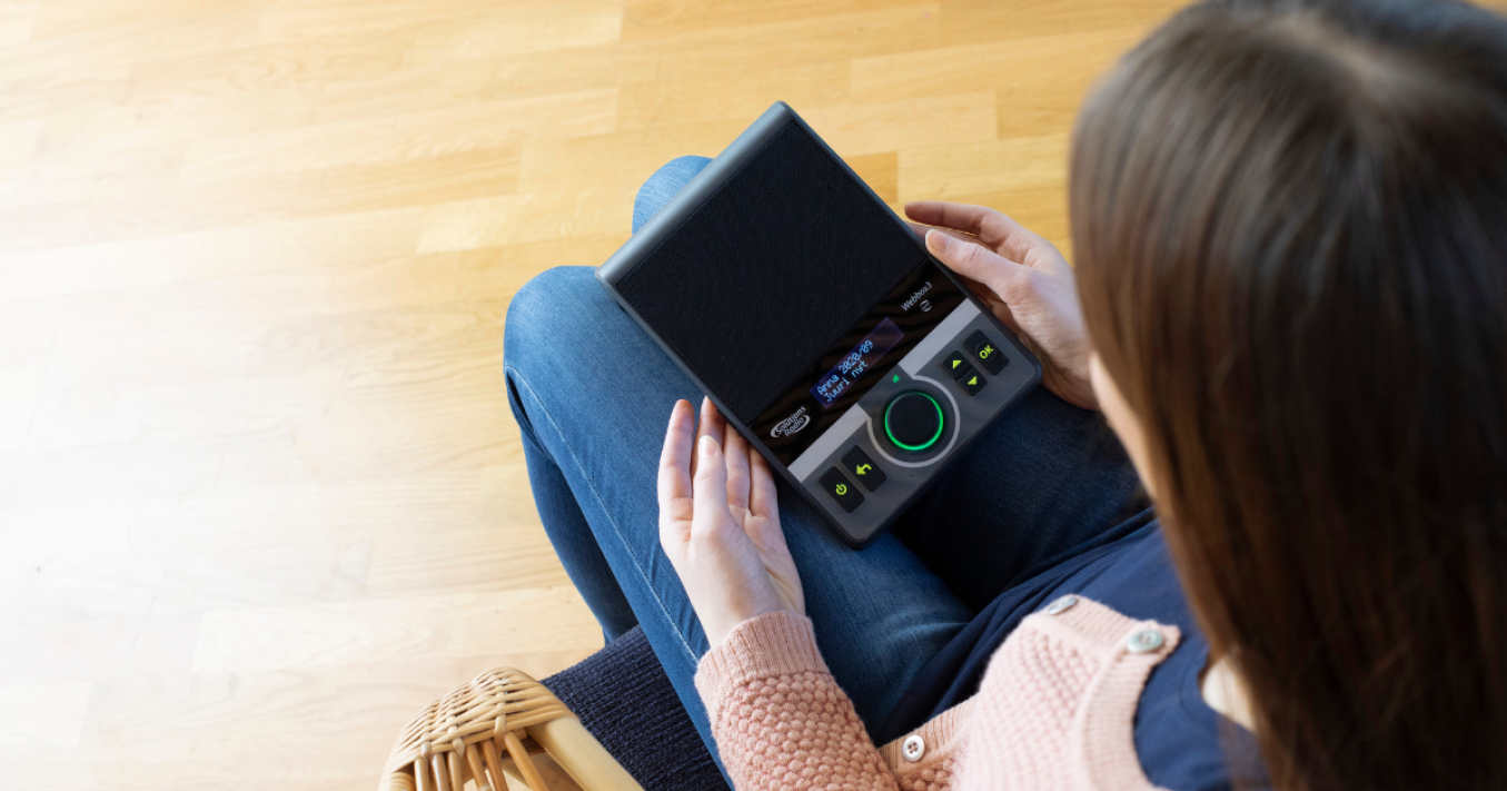 Daisy-Webbox-laite henkilön sylissä ylhäältäpäin kuvattuna.