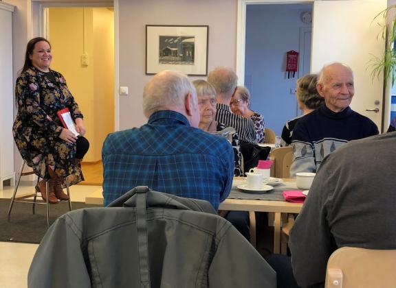 Näkövammaiskerhon jäsenet kuuntelemassa oikeuksienvalvojan luentoa.