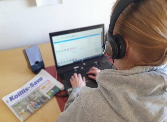 Äänilehtivastaava äänittämässä äänilehteä. 